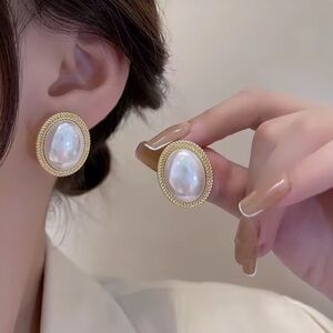 Elegant Gold and Pearl Earrings